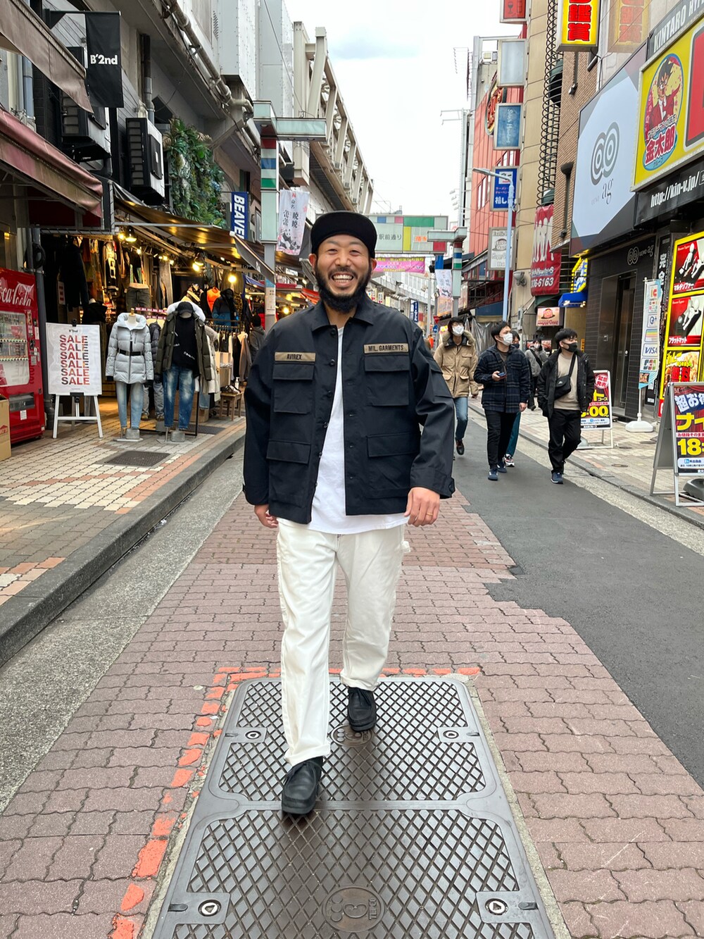 「おしゃれさんと繋がりたい、AVIREX、QUARTER上野、アメ横、ワイドパンツ、ペインターパンツ、ビックシルエット、ペインター、ワークパンツ、ミリタリー、レザーキャップ」｜「AVIREXのアイテム（パンツ、ホワイト系）」を使った、Yoshi Yamaさん（メンズ・174cm）の冬コーディネートの2枚目の写真