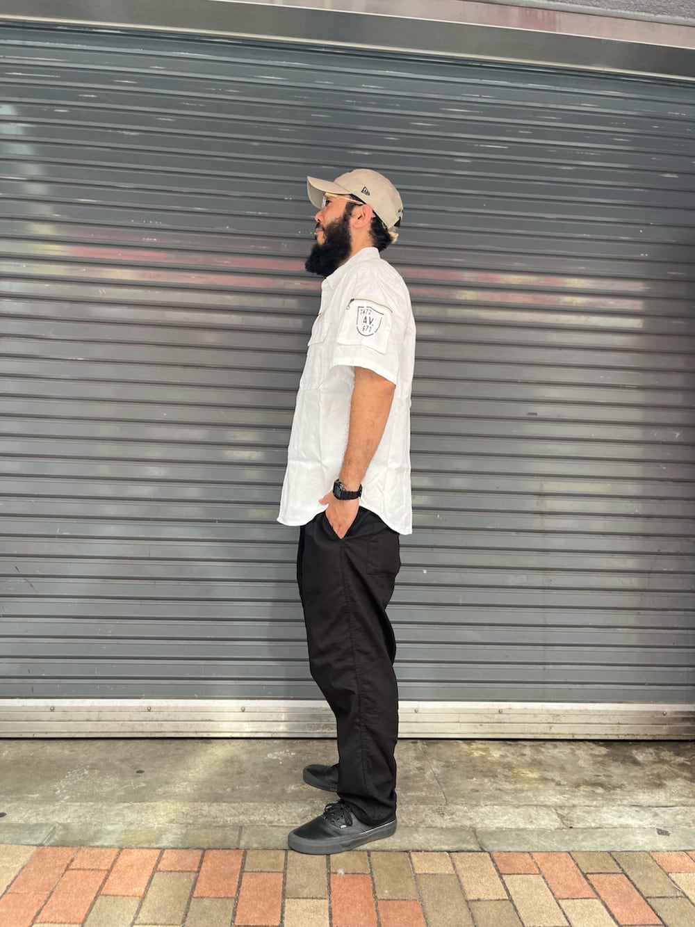 「AVIREX、アメ横、QUARTER上野、おしゃれさんと繋がりたい、お出かけコーデ、夏コーデ、休日スタイル」｜「AVIREXのBASIC FATIGUE SHORT SLEEVE SHIRT / ベーシック ファティーグ 半袖 シャツ / AVIREX / アヴィレックス（シャツ/ブラウス、ホワイト系）」を使った、Yoshi Yamaさん（メンズ・174cm）の夏コーディネートの2枚目の写真