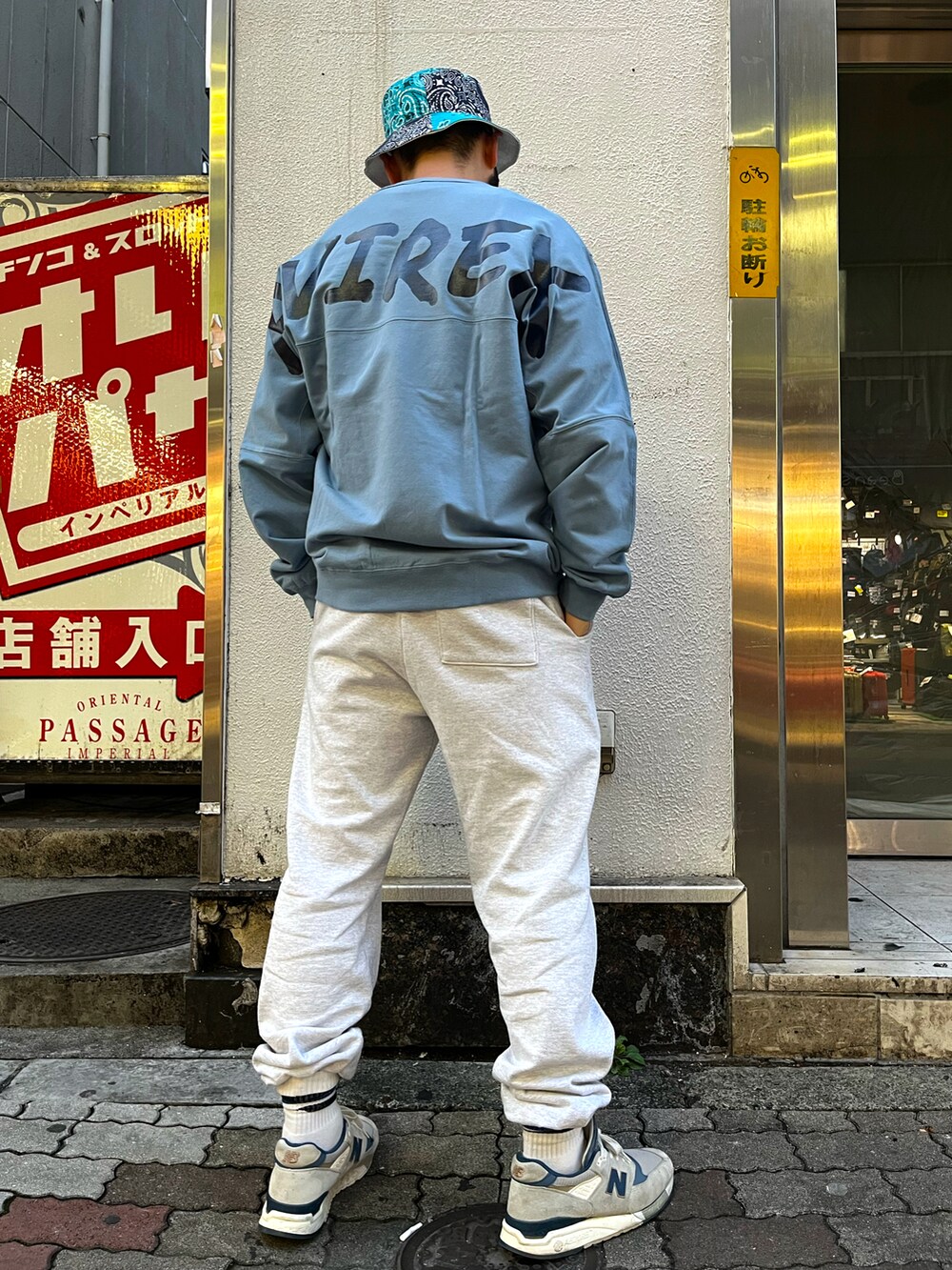 「QUARTER上野、AVIREX、SCHOTT、アメ横、スポーティ、ブルー、blue、お洒落さんとつながりたい、スウェットパンツ、スウェット、バケットハット」｜「AVIREXのアイテム（ハット、ホワイト系）」を使った、Yoshi Yamaさん（メンズ・174cm）の冬コーディネートの2枚目の写真
