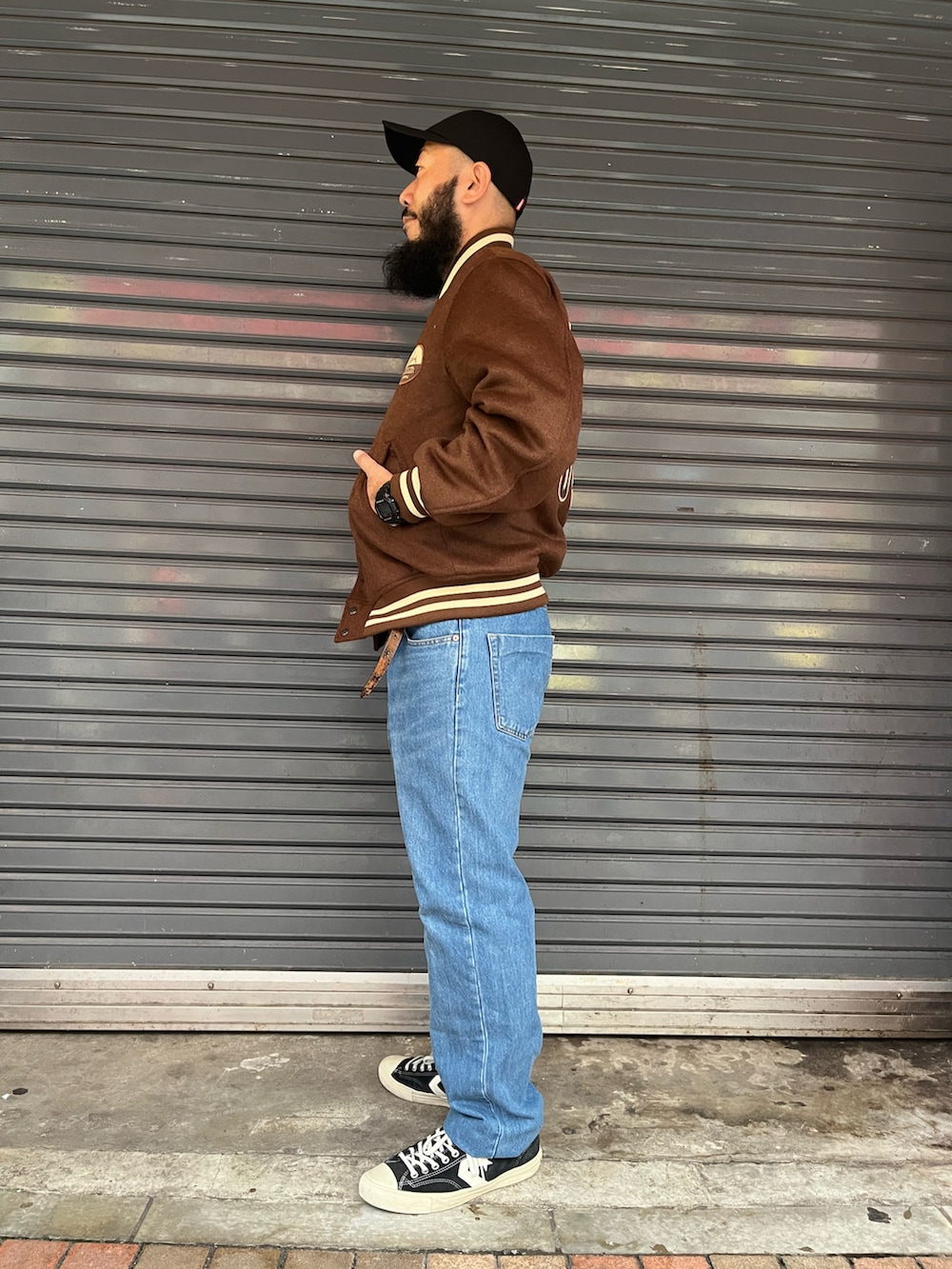 「AVIREX、スタジャン、ストリート、ロゴ」｜「AVIREXのWOOL MOSSA VARSITY JACKET / ウールモッサ バーシティ ジャケット / AVIREX / アヴィレックス（スタジャン、ブラウン系）」を使った、Yoshi Yamaさん（メンズ・174cm）の秋コーディネートの2枚目の写真