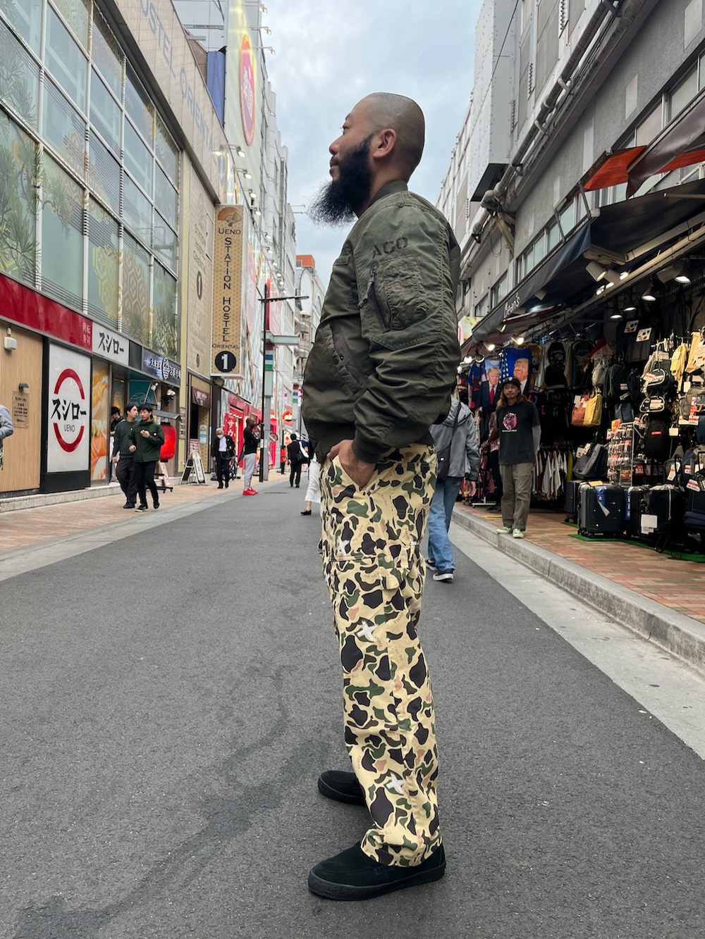 「メンズファッション、おしゃれさんと繋がりたい、AVIREX、MA-1」｜「AVIREXのCOTTON TWILL PAINTER PANTS / コットン ツイル ペインターパンツ / AVIREX / アヴィレックス（パンツ、その他）」を使った、Yoshi Yamaさん（メンズ・174cm）の秋コーディネートの2枚目の写真