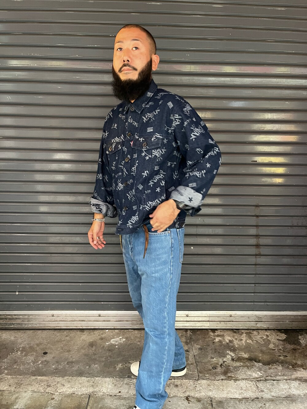 「AVIREX、デニムジャケット、総柄」｜「AVIREXのTAGGING JACQUARD DENIM JACKET / タギング ジャガード デニムジャケット / AVIREX / アヴィレックス（デニムジャケット、ブルー系）」を使った、Yoshi Yamaさん（メンズ・174cm）の秋コーディネートの5枚目の写真