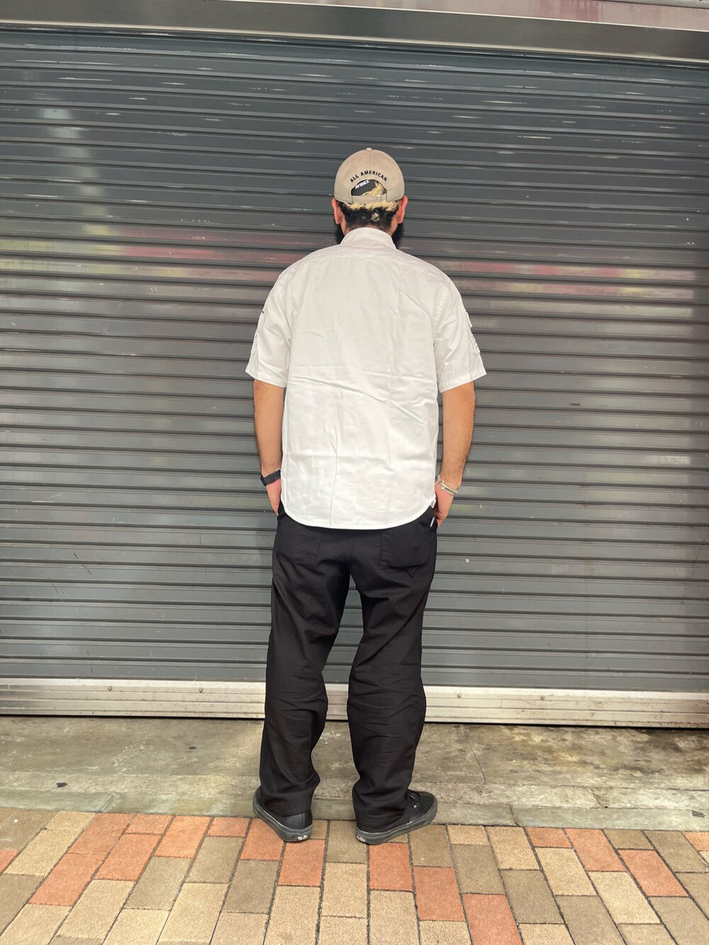 「AVIREX、アメ横、QUARTER上野、おしゃれさんと繋がりたい、お出かけコーデ、夏コーデ、休日スタイル」｜「AVIREXのBASIC FATIGUE SHORT SLEEVE SHIRT / ベーシック ファティーグ 半袖 シャツ / AVIREX / アヴィレックス（シャツ/ブラウス、ホワイト系）」を使った、Yoshi Yamaさん（メンズ・174cm）の夏コーディネートの3枚目の写真