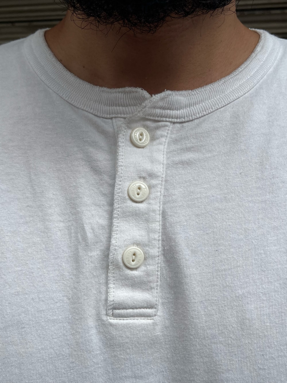 「AVIREX、上野、SCHOTT、QUARTER上野」｜「schottのSchott/ショット/ PIGMENT O/D SS HENLEY NECK T-SHIRT/ピグメント オーバーダイ ヘンリーネック Tシャツ（Tシャツ/カットソー、ホワイト系）」を使った、Yoshi Yamaさん（メンズ・174cm）の夏コーディネートの4枚目の写真