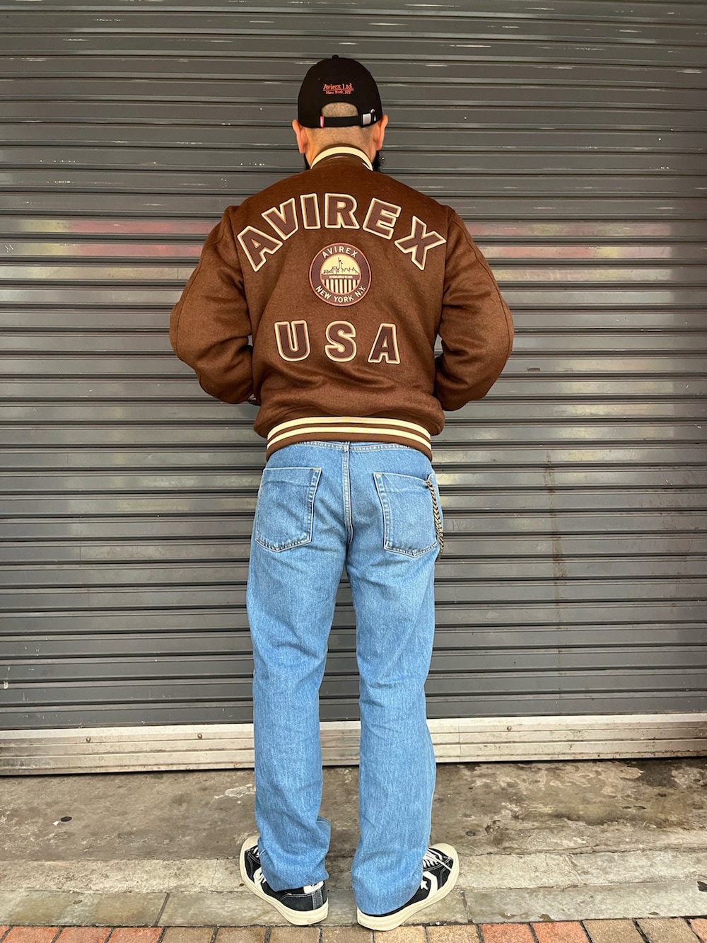 「AVIREX、スタジャン、ストリート、ロゴ」｜「AVIREXのWOOL MOSSA VARSITY JACKET / ウールモッサ バーシティ ジャケット / AVIREX / アヴィレックス（スタジャン、ブラウン系）」を使った、Yoshi Yamaさん（メンズ・174cm）の秋コーディネートの3枚目の写真