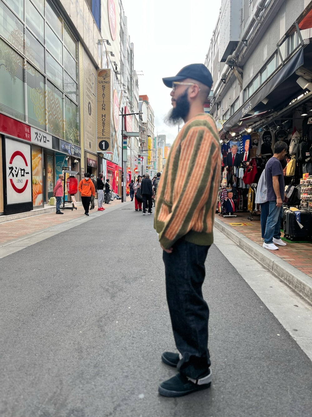 「AVIREX、SCHOTT、ニット、カーディガン」｜「schottのSchott/ショット/LOT.125 BLACK DENIM/ブラック デニム パンツ（デニムパンツ、ブラック系）」を使った、Yoshi Yamaさん（メンズ・174cm）の秋コーディネートの2枚目の写真