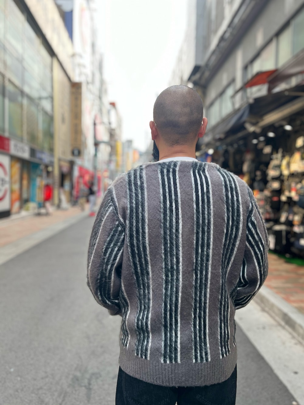 「デニム、AVIREX、SCHOTT、ニット、カーディガン」｜「schottのSchott/ショット/LOT.125 BLACK DENIM/ブラック デニム パンツ（デニムパンツ、ブラック系）」を使った、Yoshi Yamaさん（メンズ・174cm）の秋コーディネートの5枚目の写真