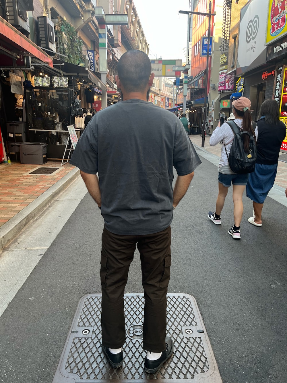 「AVIREX、SCHOTT、夏、カジュアルコーデ、メンズファッション、おしゃれさんと繋がりたい、ヘンリーネック」｜「schottのSchott/ショット/ PIGMENT O/D SS HENLEY NECK T-SHIRT/ピグメント オーバーダイ ヘンリーネック Tシャツ（Tシャツ/カットソー、ブラック系）」を使った、Yoshi Yamaさん（メンズ・174cm）の夏コーディネートの3枚目の写真