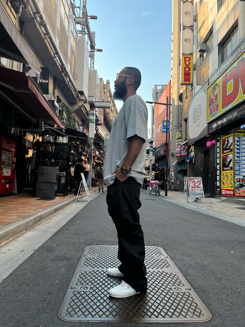 「夏、カジュアルコーデ、メンズファッション、ストリートコーデ、AVIREX」｜「AVIREXのBASIC OFFICER PANTS / ベーシック オフィサー パンツ / AVIREX / アヴィレックス（チノパンツ、ブラック系）」を使った、Yoshi Yamaさん（メンズ・174cm）の夏コーディネートの2枚目の写真
