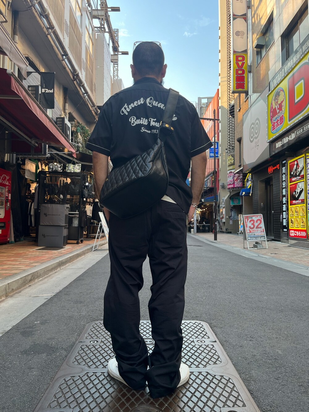 「AVIREX、SCHOTT、夏、メンズファッション、おしゃれさんと繋がりたい、半袖シャツ」｜「AVIREXのBASIC OFFICER PANTS / ベーシック オフィサー パンツ / AVIREX / アヴィレックス（チノパンツ、ブラック系）」を使った、Yoshi Yamaさん（メンズ・174cm）の夏コーディネートの3枚目の写真