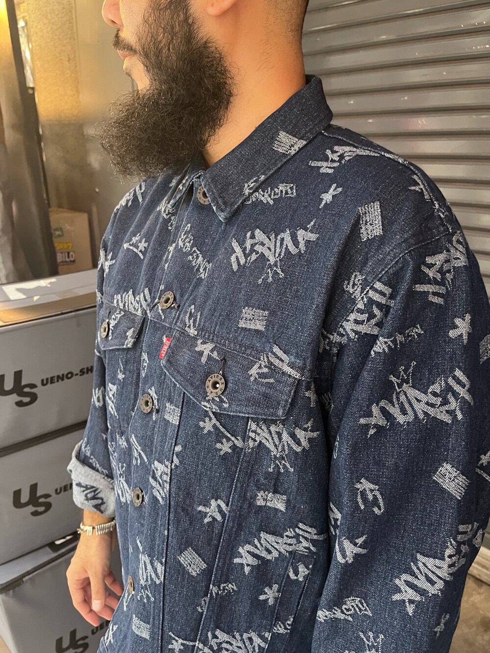 「AVIREX、デニムジャケット、総柄」｜「AVIREXのTAGGING JACQUARD DENIM JACKET / タギング ジャガード デニムジャケット / AVIREX / アヴィレックス（デニムジャケット、ブルー系）」を使った、Yoshi Yamaさん（メンズ・174cm）の秋コーディネートの4枚目の写真
