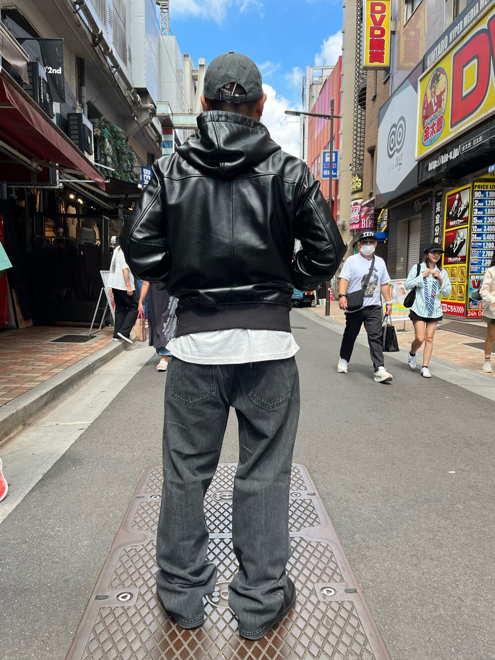 「AVIREX、SCHOTT、休日スタイル」｜「schottのSchott/ショット/LOT.125 BLACK DENIM/ブラック デニム パンツ（デニムパンツ、ブラック系）」を使った、Yoshi Yamaさん（メンズ・174cm）の秋コーディネートの3枚目の写真
