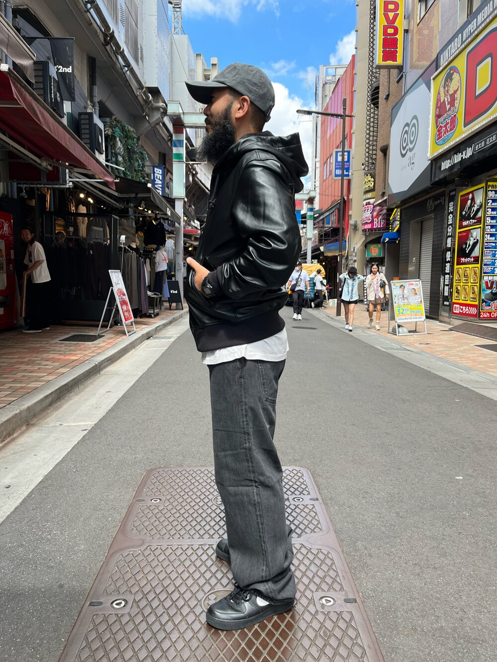「AVIREX、SCHOTT、休日スタイル」｜「schottのSchott/ショット/LOT.125 BLACK DENIM/ブラック デニム パンツ（デニムパンツ、ブラック系）」を使った、Yoshi Yamaさん（メンズ・174cm）の秋コーディネートの2枚目の写真