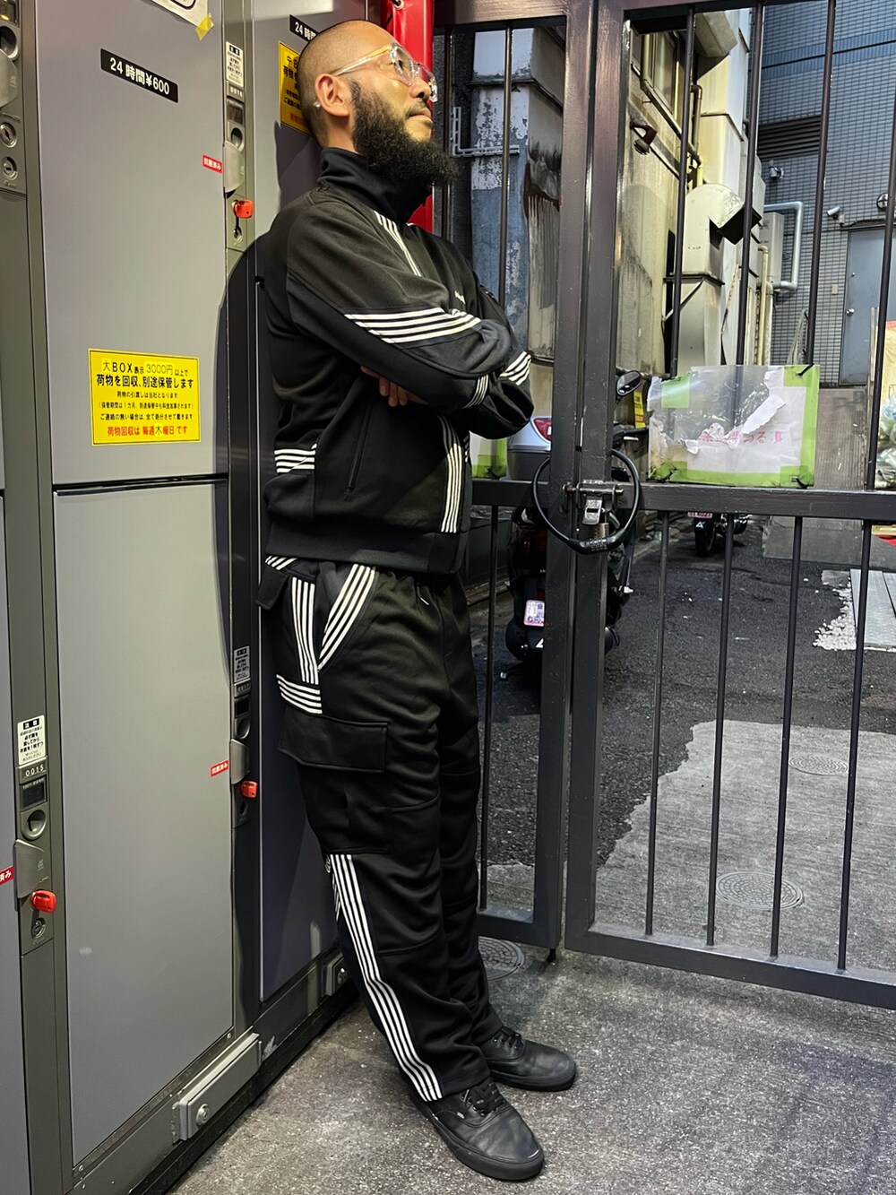 「AVIREX、メンズファッション、お洒落さんとつながりたい、トラックパンツ、トラックジャケット」｜「AVIREXの《CROSSOVER》TRACK CARGO PANTS / トラック カーゴパンツ / AVIREX / アヴィレックス（カーゴパンツ、ブラック系）」を使った、Yoshi Yamaさん（メンズ・174cm）の夏コーディネートの3枚目の写真