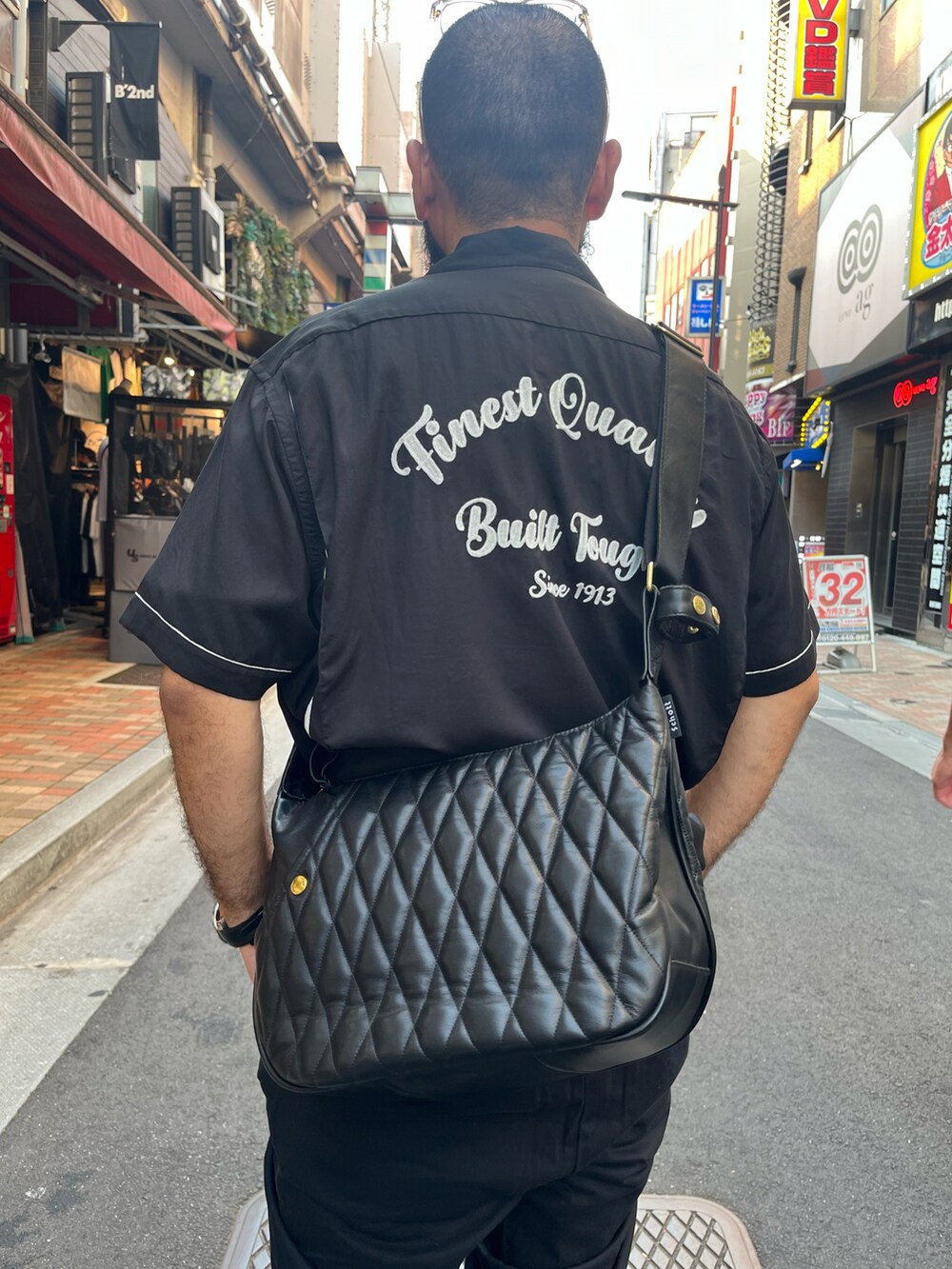 「AVIREX、SCHOTT、夏、メンズファッション、おしゃれさんと繋がりたい、半袖シャツ」｜「AVIREXのBASIC OFFICER PANTS / ベーシック オフィサー パンツ / AVIREX / アヴィレックス（チノパンツ、ブラック系）」を使った、Yoshi Yamaさん（メンズ・174cm）の夏コーディネートの4枚目の写真