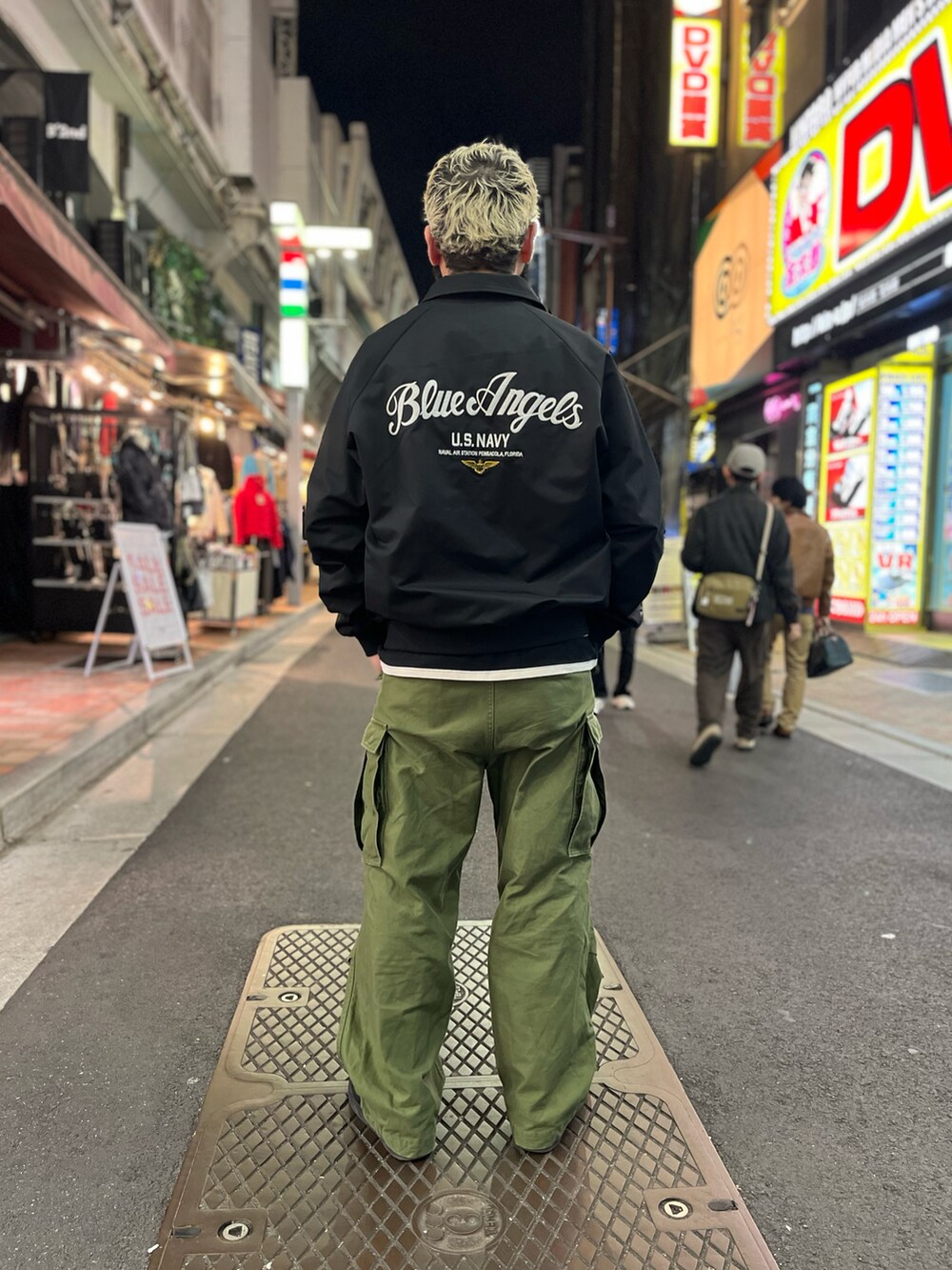 「AVIREX、SCHOTT、ootd、アメ横、上野、大人コーデ、ボーダー、スウィングトップ、カーゴパンツ、スニーカー、お洒落さんとつながりたい、ロンT」｜「AVIREXのM-65 FIELD TROUSER VINTAGE / M-65 フィールド トラウザー ヴィンテージ / AVIREX / アヴィレックス（カーゴパンツ、グリーン系）」を使った、Yoshi Yamaさん（メンズ・174cm）の冬コーディネートの3枚目の写真