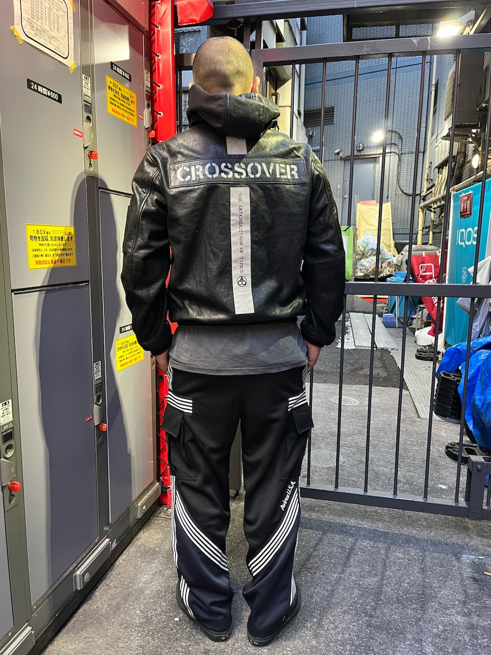 「メンズファッション、AVIREX、お洒落さんとつながりたい」｜「AVIREXの《CROSSOVER》TRACK CARGO PANTS / トラック カーゴパンツ / AVIREX / アヴィレックス（カーゴパンツ、ブラック系）」を使った、Yoshi Yamaさん（メンズ・174cm）の夏コーディネートの3枚目の写真