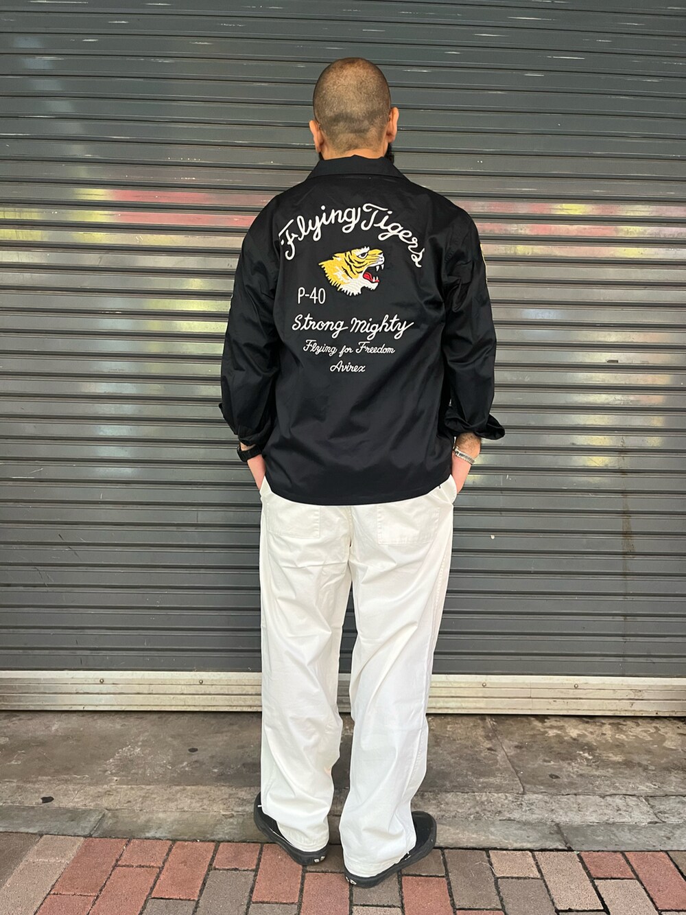 「シャツスタイル、AVIREX、メンズファッション、秋コーデ、お洒落さんとつながりたい」｜「AVIREXのUTILITY EASY PANTS / ユーティリティ イージー パンツ / AVIREX / アヴィレックス（その他パンツ、ホワイト系）」を使った、Yoshi Yamaさん（メンズ・174cm）の夏コーディネートの3枚目の写真