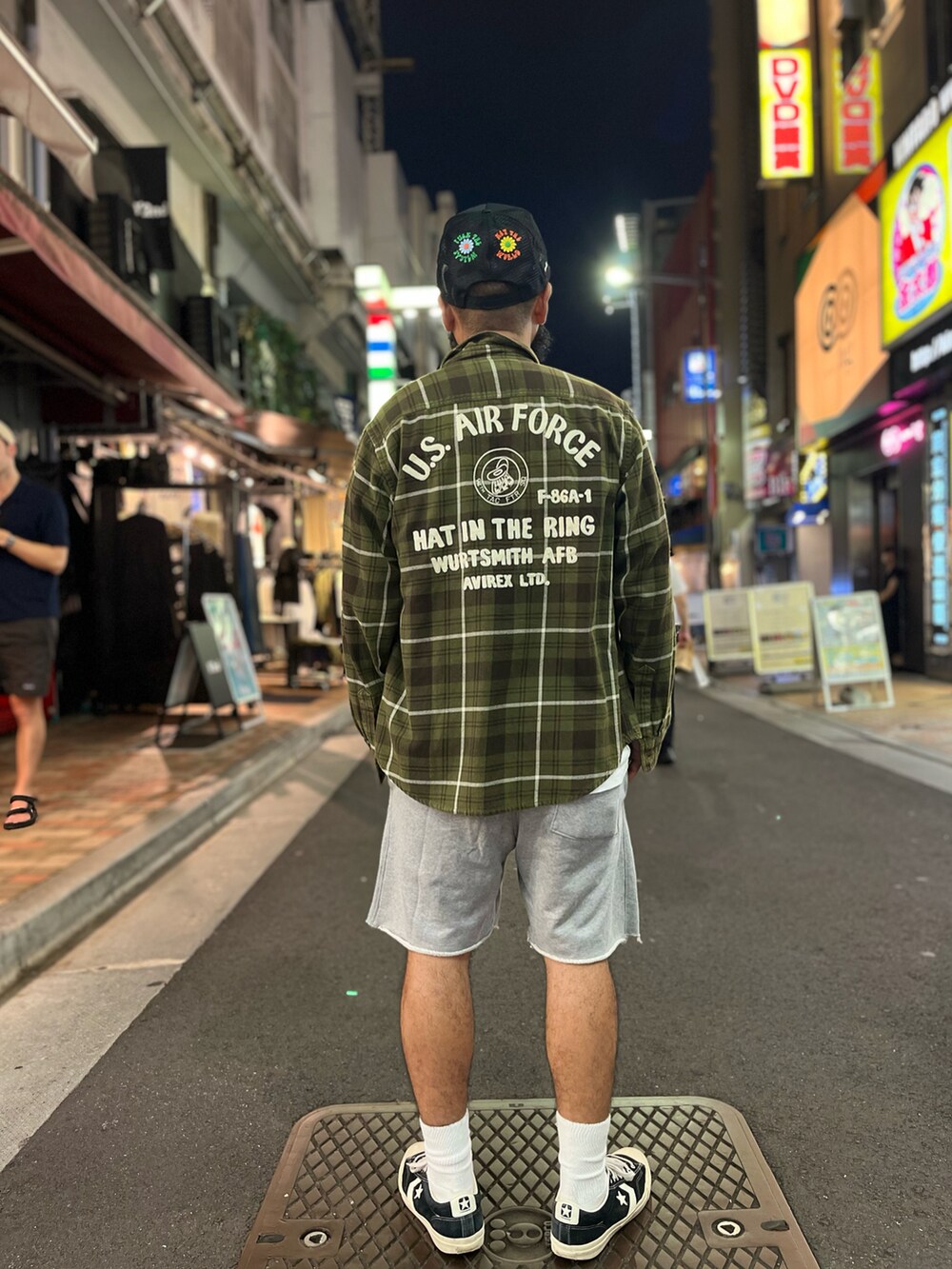 「AVIREX、チェック」｜「AVIREXのLONGSLEEVE CHECK EMB SHIRT USAF / ロングスリーブ チェック エンブロイダリー シャツ USAF / AVIREX / アヴィレックス（シャツ/ブラウス、グリーン系）」を使った、Yoshi Yamaさん（メンズ・174cm）の夏コーディネートの3枚目の写真