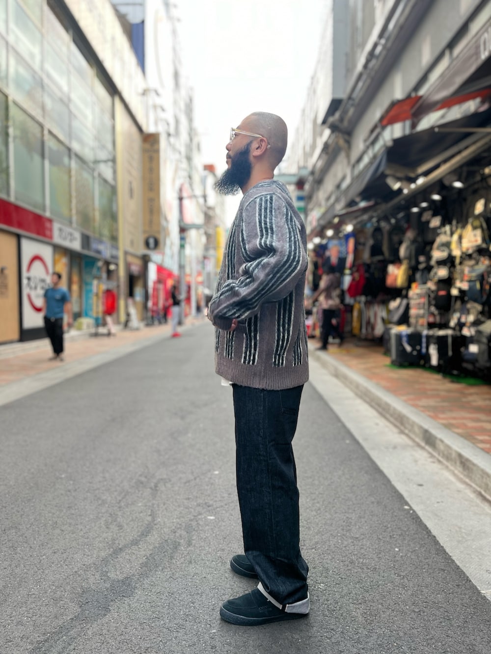 「デニム、AVIREX、SCHOTT、ニット、カーディガン」｜「schottのSchott/ショット/LOT.125 BLACK DENIM/ブラック デニム パンツ（デニムパンツ、ブラック系）」を使った、Yoshi Yamaさん（メンズ・174cm）の秋コーディネートの2枚目の写真