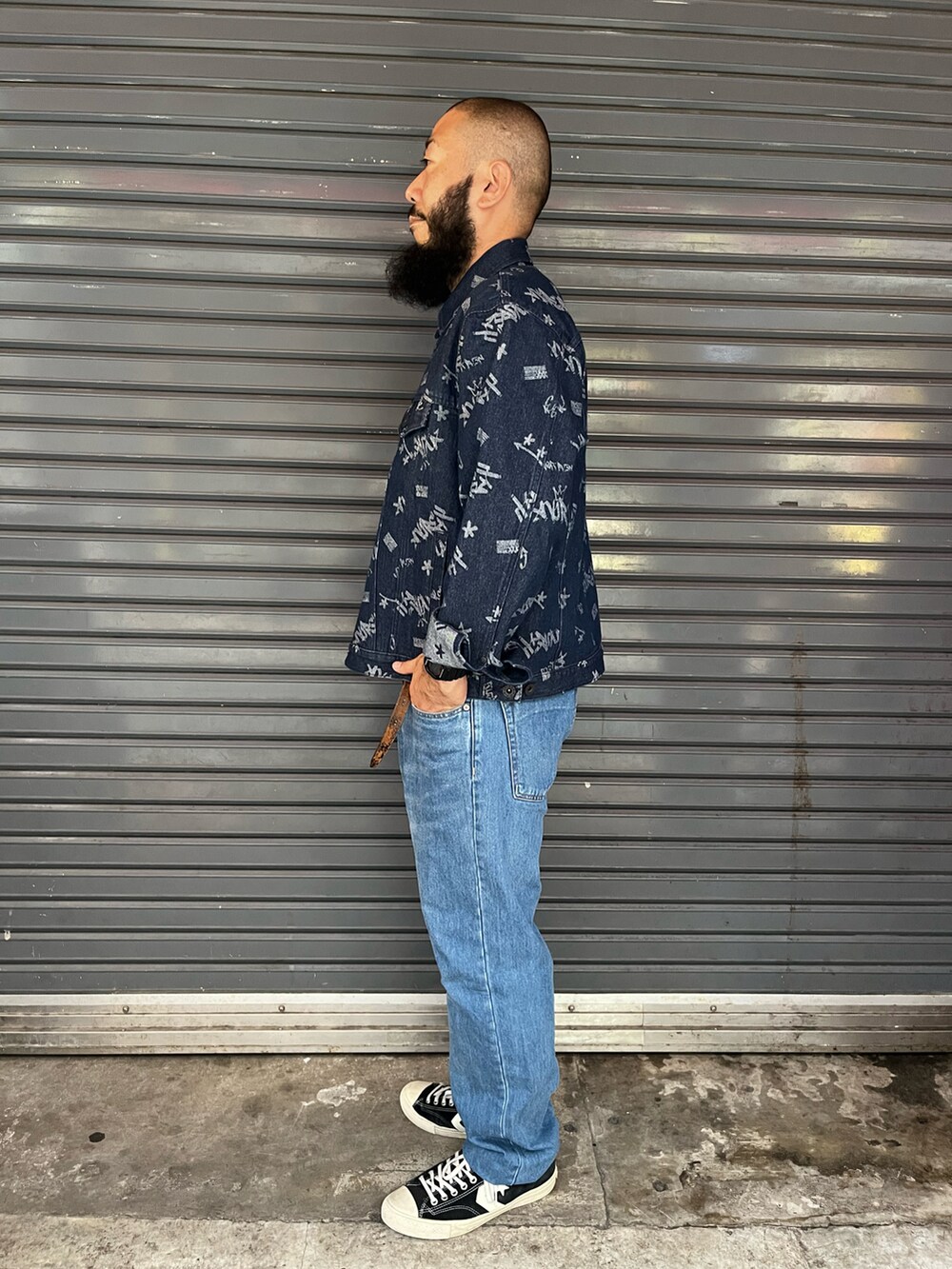 「AVIREX、デニムジャケット、総柄」｜「AVIREXのTAGGING JACQUARD DENIM JACKET / タギング ジャガード デニムジャケット / AVIREX / アヴィレックス（デニムジャケット、ブルー系）」を使った、Yoshi Yamaさん（メンズ・174cm）の秋コーディネートの2枚目の写真