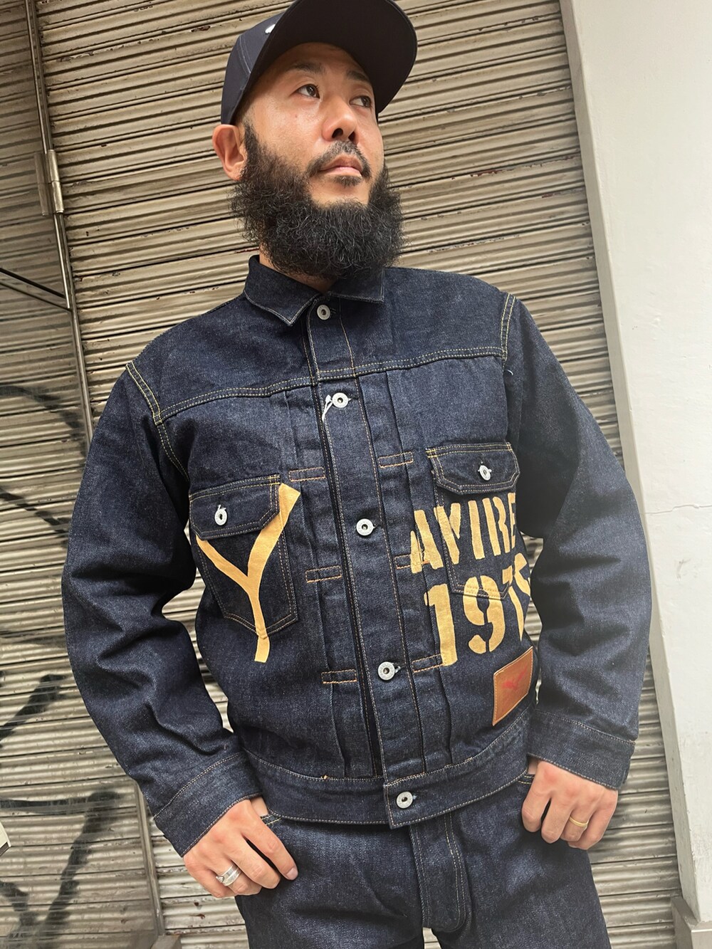 「デニム、デニムセットアップ、秋コーデ、メンズファッション、おしゃれさんと繋がりたい」｜「AVIREXの《AVIREX × YAMANE INDUSTRIES》Lot.2507 No.2 DENIM JACKET / デニムジャケット / アヴィレックス / ヤマネインダストリーズ（デニムジャケット、ブルー系）」を使った、Yoshi Yamaさん（メンズ・174cm）の秋コーディネートの4枚目の写真