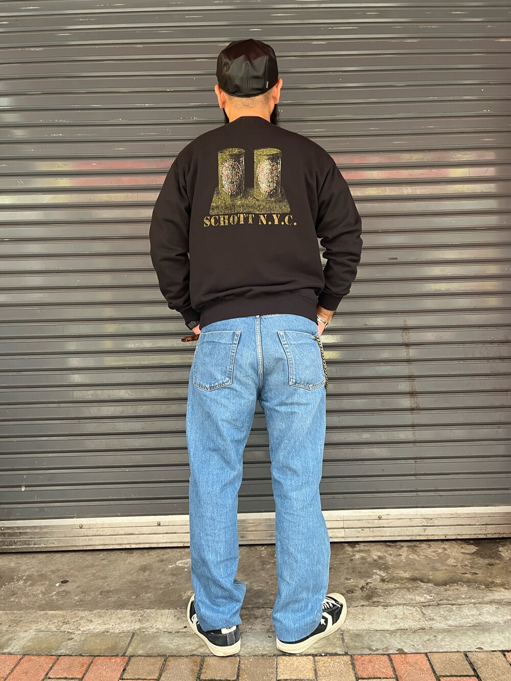 「シンプルスタイル、スウェット、カジュアルコーデ、SCHOTT」｜「schottのSchott/ショット/EC CREW SWEAT/イーシー クルースウェット（スウェット、ブラック系）」を使った、Yoshi Yamaさん（メンズ・174cm）の秋コーディネートの3枚目の写真