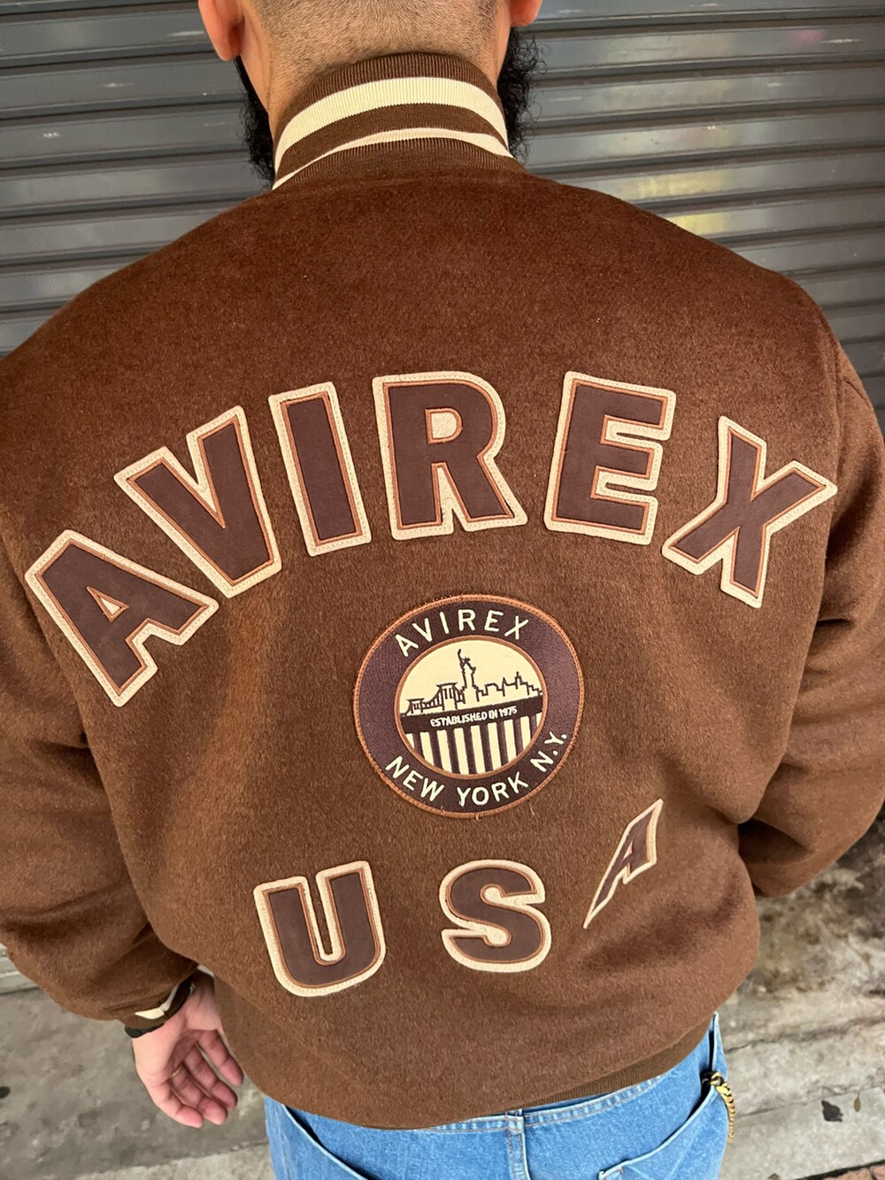 「AVIREX、スタジャン、ストリート、ロゴ」｜「AVIREXのWOOL MOSSA VARSITY JACKET / ウールモッサ バーシティ ジャケット / AVIREX / アヴィレックス（スタジャン、ブラウン系）」を使った、Yoshi Yamaさん（メンズ・174cm）の秋コーディネートの5枚目の写真