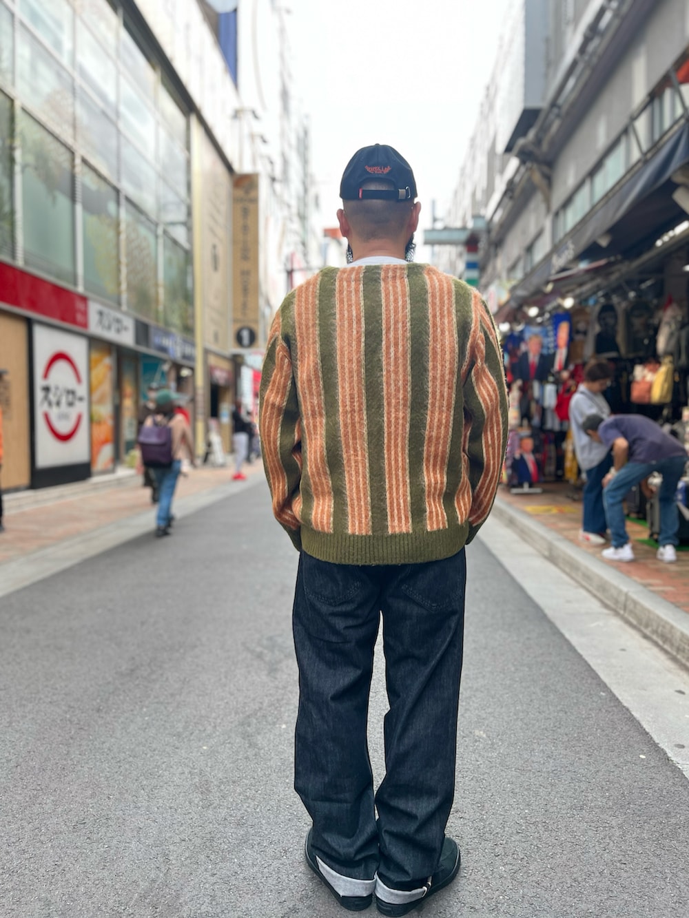 「AVIREX、SCHOTT、ニット、カーディガン」｜「schottのSchott/ショット/LOT.125 BLACK DENIM/ブラック デニム パンツ（デニムパンツ、ブラック系）」を使った、Yoshi Yamaさん（メンズ・174cm）の秋コーディネートの3枚目の写真