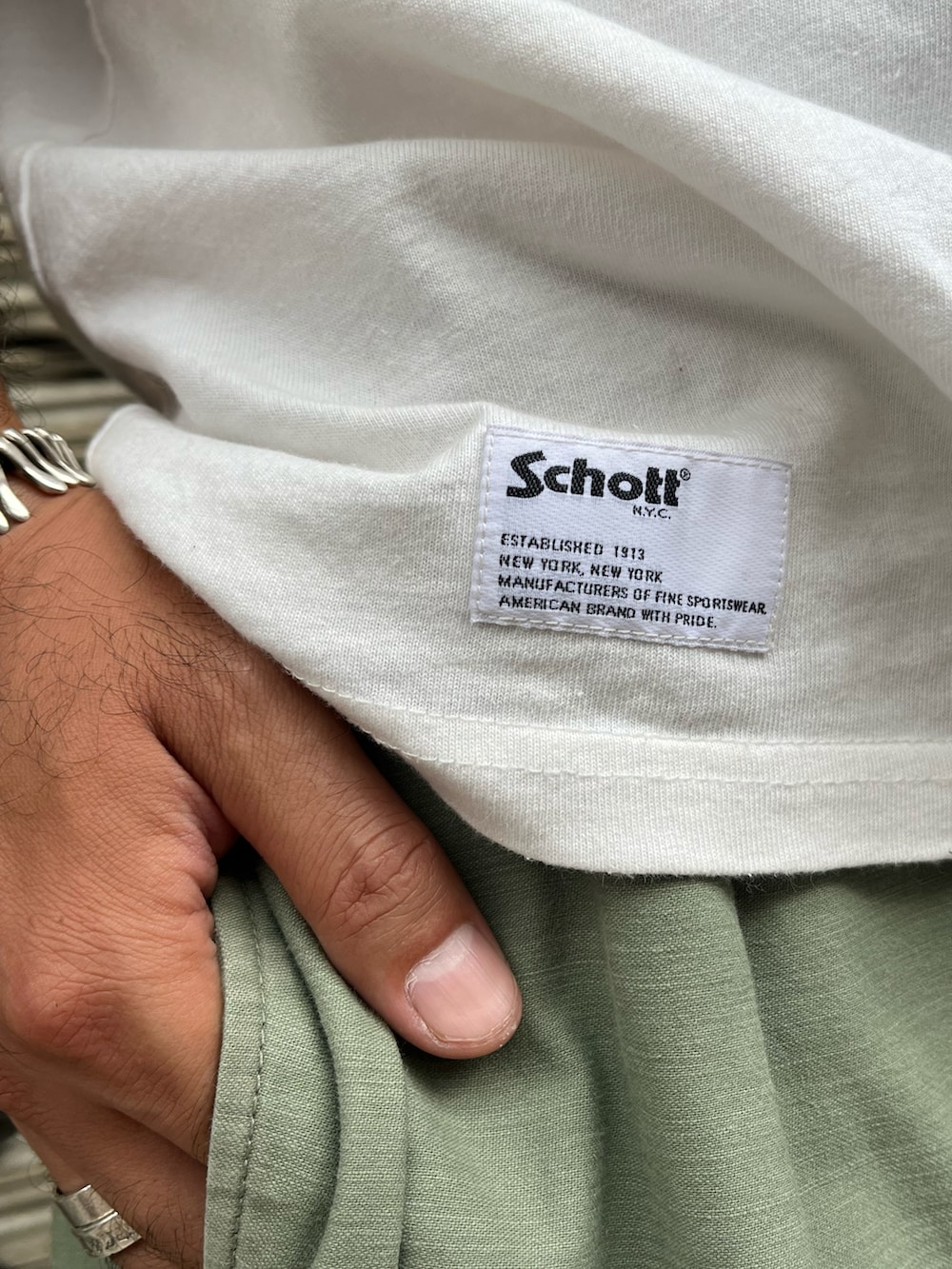 「AVIREX、上野、SCHOTT、QUARTER上野」｜「schottのSchott/ショット/ PIGMENT O/D SS HENLEY NECK T-SHIRT/ピグメント オーバーダイ ヘンリーネック Tシャツ（Tシャツ/カットソー、ホワイト系）」を使った、Yoshi Yamaさん（メンズ・174cm）の夏コーディネートの5枚目の写真