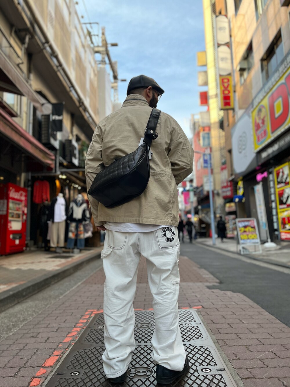 「AVIREX、アメ横、アメ横プラザ、QUARTER上野、SCHOTT、ミリタリージャケット、おしゃれさんと繋がりたい、ミリタリー、いいね、save、フォローお願いします🤑、春服みてみて、レザーショルダーバッグ、レザーバッグ」｜「AVIREXの【直営店限定】ペインターパンツ サークル ロゴ / PAINTER PANTS CIRCLE LOGO / アヴィレックス / AVIREX（その他パンツ、ホワイト系）」を使った、Yoshi Yamaさん（メンズ・174cm）の春コーディネートの2枚目の写真