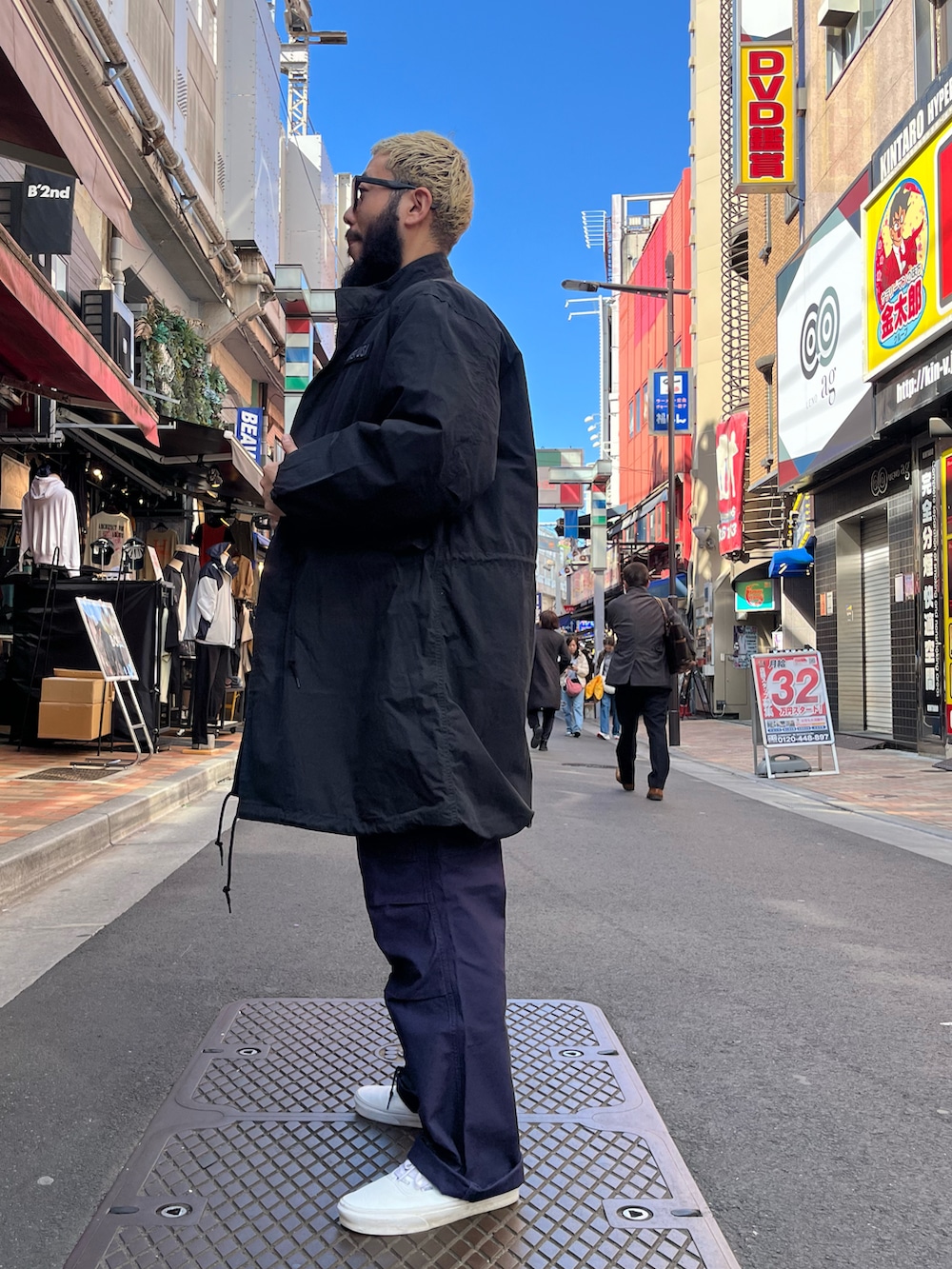 「春のNewスタイル、大人カジュアル、AVIREX、SCHOTT、アメカジ、アメ横、上野、ミリタリー、M-65、M-51、モッズコート」｜「AVIREXのBDU CARGO PANTS / カーゴパンツ / AVIREX / アヴィレックス（カーゴパンツ、ブルー系）」を使った、Yoshi Yamaさん（メンズ・174cm）の春コーディネートの2枚目の写真