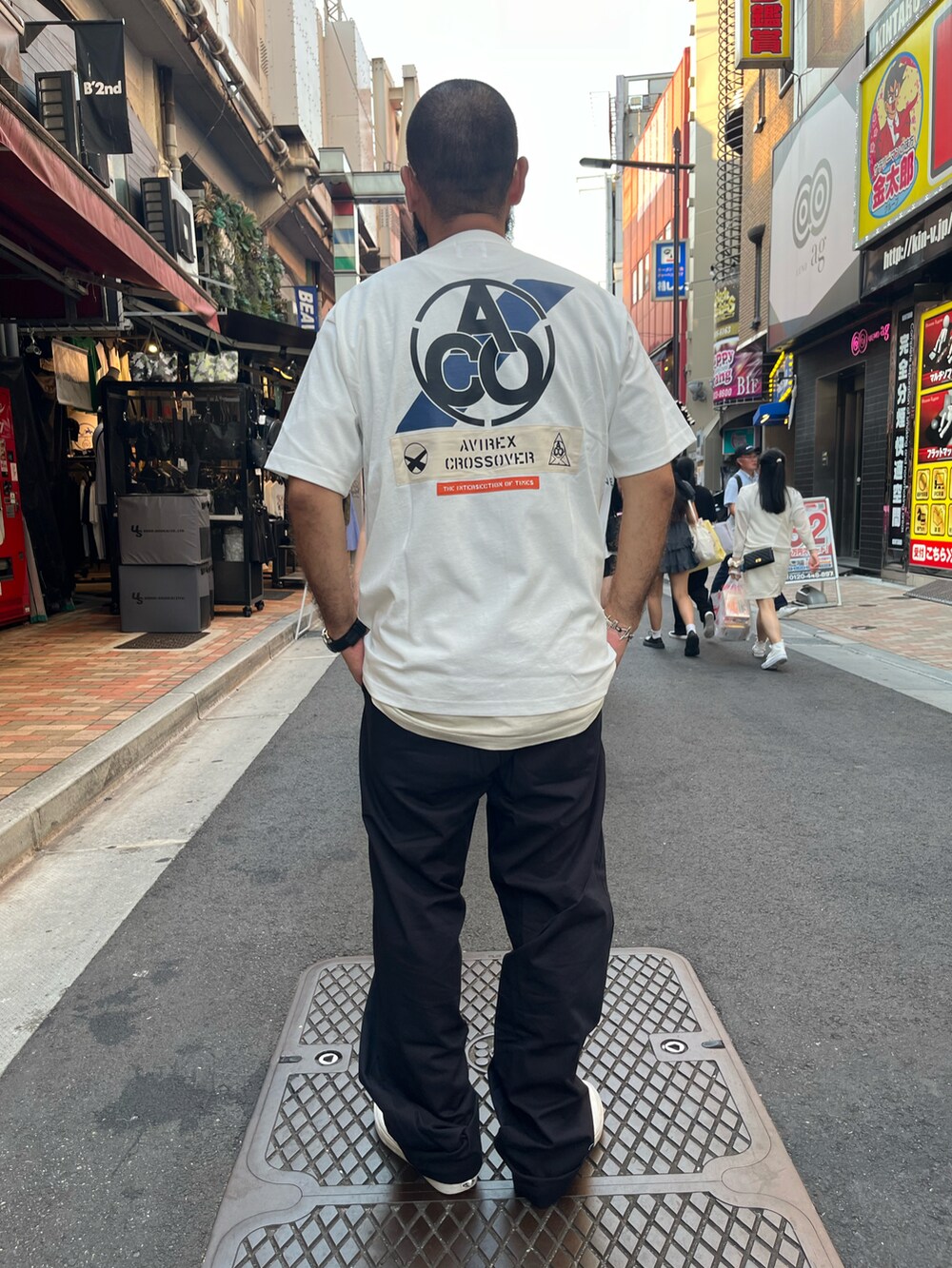 「夏、メンズファッション、おしゃれさんと繋がりたい、AVIREX、ヒゲおじコーデ」｜「AVIREXの《CROSSOVER》PATCH T-SHIRT / クロスオーバー パッチ Tシャツ / AVIREX / アヴィレックス（Tシャツ/カットソー、ホワイト系）」を使った、Yoshi Yamaさん（メンズ・174cm）の夏コーディネートの3枚目の写真