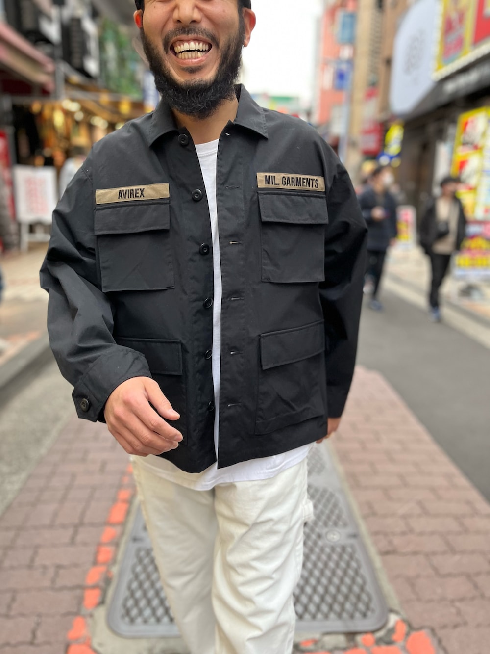 「おしゃれさんと繋がりたい、AVIREX、QUARTER上野、アメ横、ワイドパンツ、ペインターパンツ、ビックシルエット、ペインター、ワークパンツ、ミリタリー、レザーキャップ」｜「AVIREXのアイテム（パンツ、ホワイト系）」を使った、Yoshi Yamaさん（メンズ・174cm）の冬コーディネートの4枚目の写真