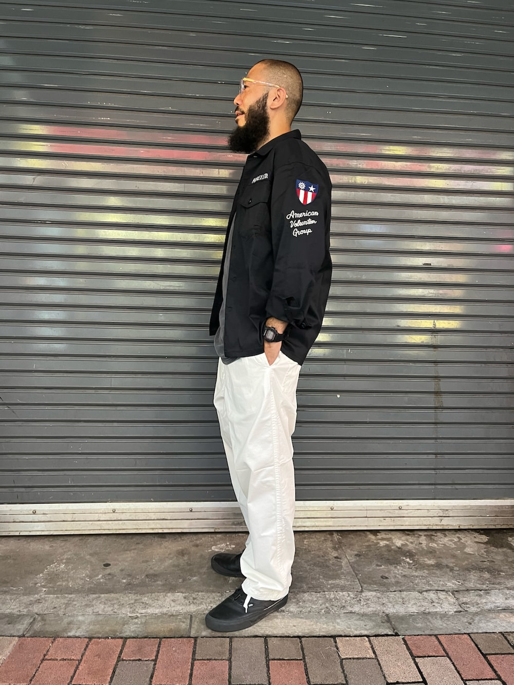 「シャツスタイル、AVIREX、メンズファッション、秋コーデ、お洒落さんとつながりたい」｜「AVIREXのUTILITY EASY PANTS / ユーティリティ イージー パンツ / AVIREX / アヴィレックス（その他パンツ、ホワイト系）」を使った、Yoshi Yamaさん（メンズ・174cm）の夏コーディネートの2枚目の写真