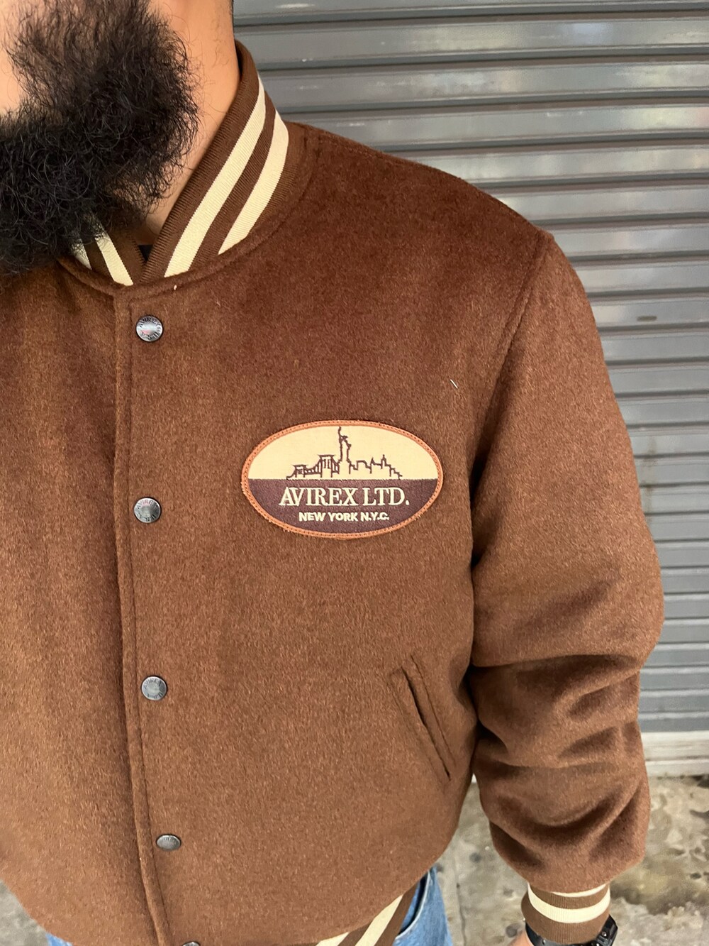 「AVIREX、スタジャン、ストリート、ロゴ」｜「AVIREXのWOOL MOSSA VARSITY JACKET / ウールモッサ バーシティ ジャケット / AVIREX / アヴィレックス（スタジャン、ブラウン系）」を使った、Yoshi Yamaさん（メンズ・174cm）の秋コーディネートの4枚目の写真