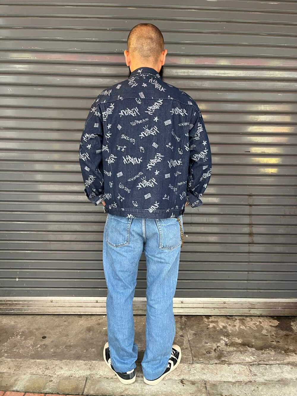 「AVIREX、デニムジャケット、総柄」｜「AVIREXのTAGGING JACQUARD DENIM JACKET / タギング ジャガード デニムジャケット / AVIREX / アヴィレックス（デニムジャケット、ブルー系）」を使った、Yoshi Yamaさん（メンズ・174cm）の秋コーディネートの3枚目の写真