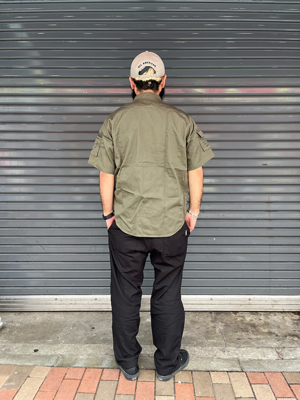 「AVIREX、定番、シャツスタイル、半袖、キャツプ、夏コーデ、おしゃれさんと繋がりたい」｜「AVIREXのBASIC FATIGUE SHORT SLEEVE SHIRT / ベーシック ファティーグ 半袖 シャツ / AVIREX / アヴィレックス（シャツ/ブラウス、グリーン系）」を使った、Yoshi Yamaさん（メンズ・174cm）の夏コーディネートの3枚目の写真