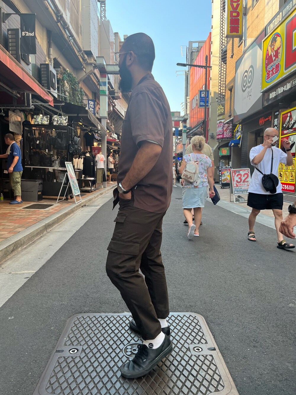 「シャツスタイル、AVIREX、SCHOTT、ootd、メンズファッション、夏コーデ」｜「AVIREXのF-2 MOD CARGO PANTS / F-2 モディファイ カーゴパンツ / AVIREX / アヴィレックス（カーゴパンツ、ブラウン系）」を使った、Yoshi Yamaさん（メンズ・174cm）の夏コーディネートの2枚目の写真