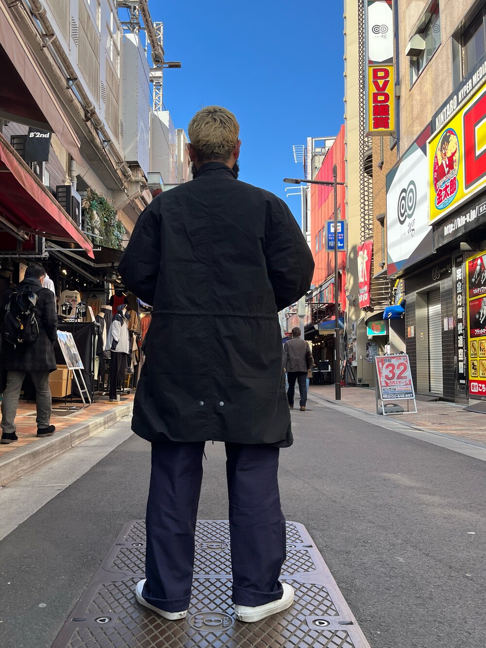 「春のNewスタイル、大人カジュアル、AVIREX、SCHOTT、アメカジ、アメ横、上野、ミリタリー、M-65、M-51、モッズコート」｜「AVIREXのBDU CARGO PANTS / カーゴパンツ / AVIREX / アヴィレックス（カーゴパンツ、ブルー系）」を使った、Yoshi Yamaさん（メンズ・174cm）の春コーディネートの3枚目の写真