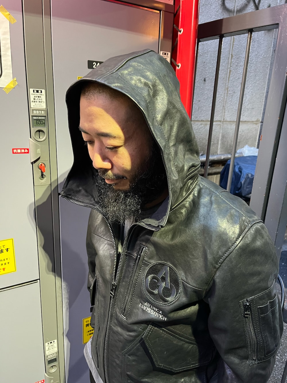 「メンズファッション、AVIREX、お洒落さんとつながりたい」｜「AVIREXの《CROSSOVER》TRACK CARGO PANTS / トラック カーゴパンツ / AVIREX / アヴィレックス（カーゴパンツ、ブラック系）」を使った、Yoshi Yamaさん（メンズ・174cm）の夏コーディネートの4枚目の写真