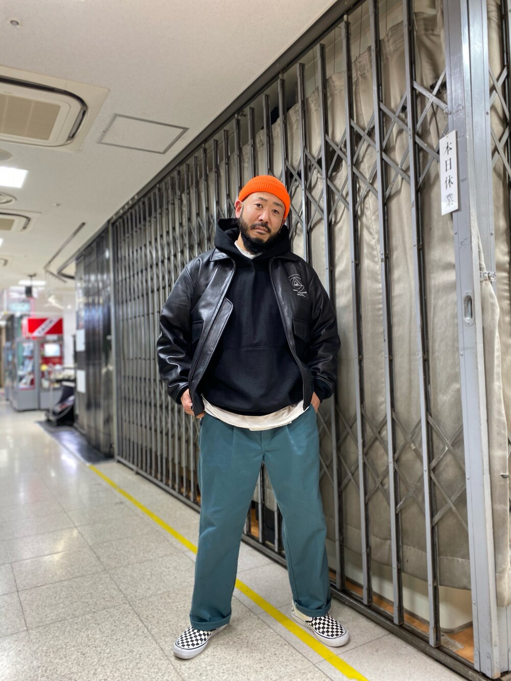 「AVIREX、QUARTER上野、アメ横、SCHOTT、御徒町駅前通り、レザージャケット、ニット帽、ワークパンツ、オレンジ、ブラック、エメラルドグリーン」｜「AVIREXのライト G-1 ジャケット / LIGHT G-1 JACKET / アヴィレックス / AVIREX（ミリタリージャケット、ブラック系）」を使った、Yoshi Yamaさん（メンズ・174cm）の冬コーディネートの2枚目の写真