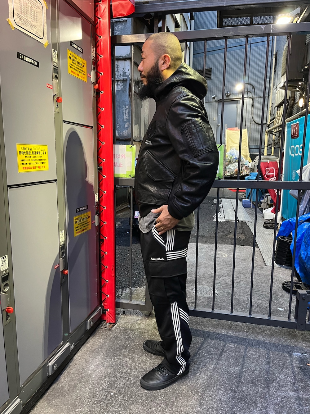 「メンズファッション、AVIREX、お洒落さんとつながりたい」｜「AVIREXの《CROSSOVER》TRACK CARGO PANTS / トラック カーゴパンツ / AVIREX / アヴィレックス（カーゴパンツ、ブラック系）」を使った、Yoshi Yamaさん（メンズ・174cm）の夏コーディネートの2枚目の写真