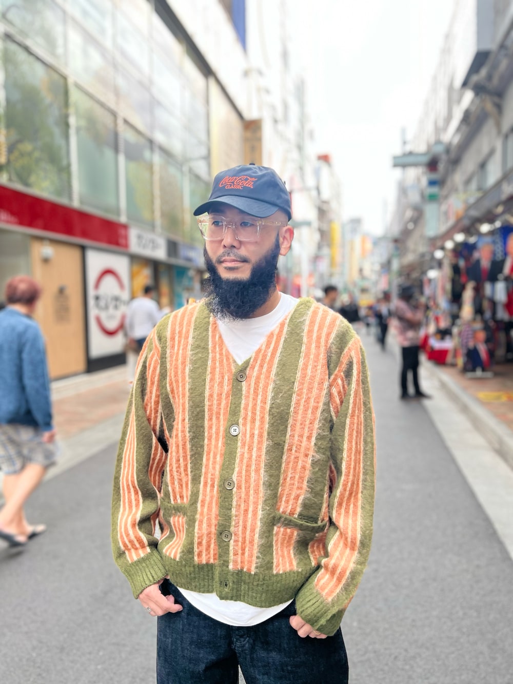 「AVIREX、SCHOTT、ニット、カーディガン」｜「schottのSchott/ショット/LOT.125 BLACK DENIM/ブラック デニム パンツ（デニムパンツ、ブラック系）」を使った、Yoshi Yamaさん（メンズ・174cm）の秋コーディネートの4枚目の写真