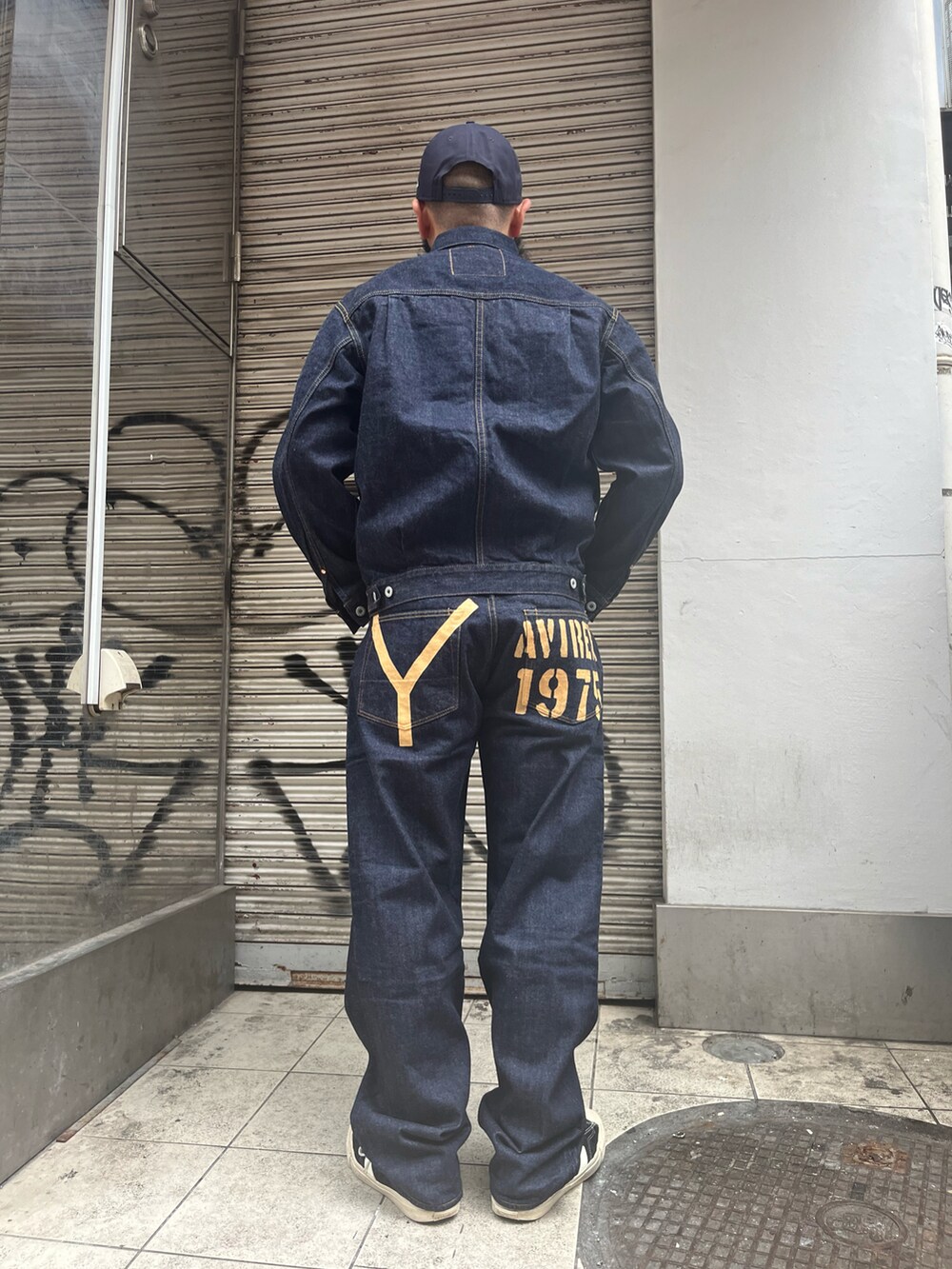 「デニム、デニムセットアップ、秋コーデ、メンズファッション、おしゃれさんと繋がりたい」｜「AVIREXの《AVIREX × YAMANE INDUSTRIES》Lot.2507 No.2 DENIM JACKET / デニムジャケット / アヴィレックス / ヤマネインダストリーズ（デニムジャケット、ブルー系）」を使った、Yoshi Yamaさん（メンズ・174cm）の秋コーディネートの3枚目の写真