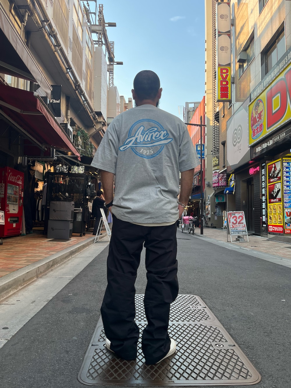 「夏、カジュアルコーデ、メンズファッション、ストリートコーデ、AVIREX」｜「AVIREXのBASIC OFFICER PANTS / ベーシック オフィサー パンツ / AVIREX / アヴィレックス（チノパンツ、ブラック系）」を使った、Yoshi Yamaさん（メンズ・174cm）の夏コーディネートの3枚目の写真