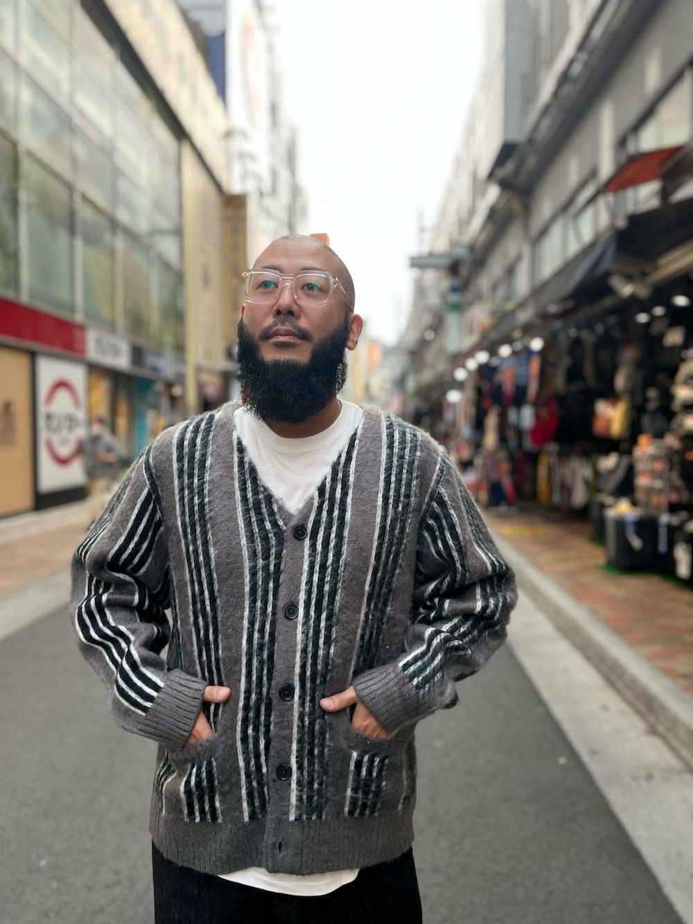「デニム、AVIREX、SCHOTT、ニット、カーディガン」｜「schottのSchott/ショット/LOT.125 BLACK DENIM/ブラック デニム パンツ（デニムパンツ、ブラック系）」を使った、Yoshi Yamaさん（メンズ・174cm）の秋コーディネートの4枚目の写真