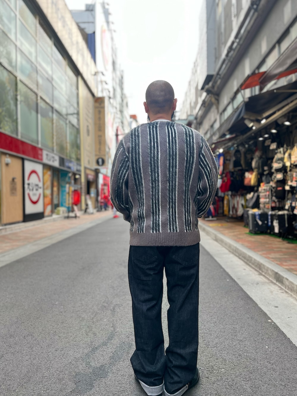 「デニム、AVIREX、SCHOTT、ニット、カーディガン」｜「schottのSchott/ショット/LOT.125 BLACK DENIM/ブラック デニム パンツ（デニムパンツ、ブラック系）」を使った、Yoshi Yamaさん（メンズ・174cm）の秋コーディネートの3枚目の写真