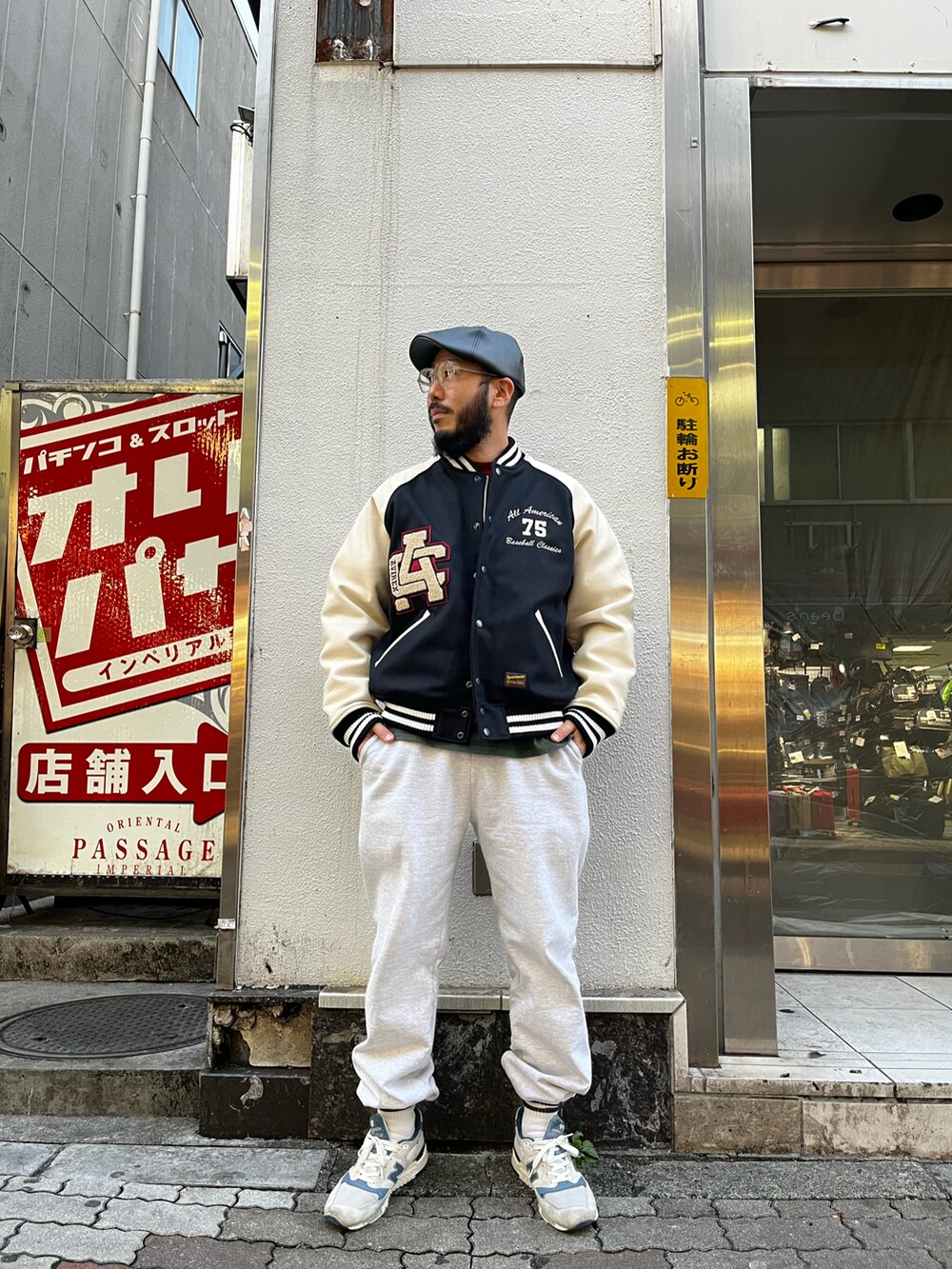 「AVIREX、SCHOTT、QUARTER上野、アメ横、アメカジ、スタジャン、ハンチング、スウェットパンツ、お洒落さんとつながりたい、アメカジコーデ、ラフ」｜「AVIREXのアイテム（ハンチング/ベレー帽、ブラック系）」を使った、Yoshi Yamaさん（メンズ・174cm）の冬コーディネートの3枚目の写真