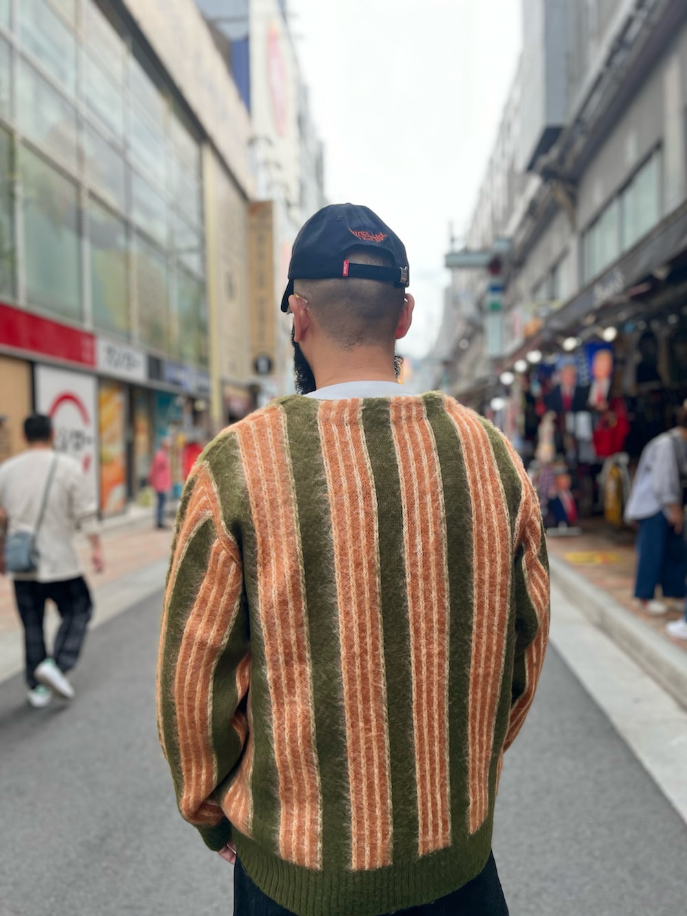 「AVIREX、SCHOTT、ニット、カーディガン」｜「schottのSchott/ショット/LOT.125 BLACK DENIM/ブラック デニム パンツ（デニムパンツ、ブラック系）」を使った、Yoshi Yamaさん（メンズ・174cm）の秋コーディネートの5枚目の写真